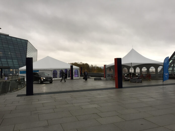 Til høyre: Topptelt 6x6m. Til venstre: Rammetelt 12x12m